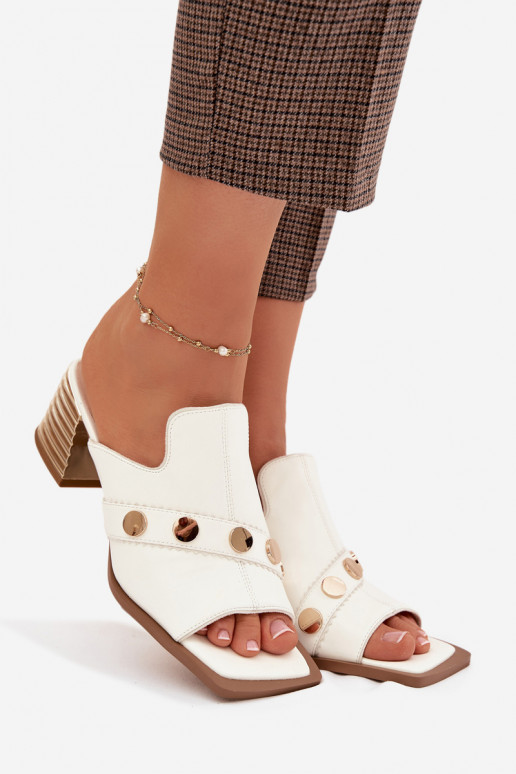 Čibas no dabīgas ādas ar papēdi ar dekorētiem papēžiem D&A CR61-3063 baltas krāsas