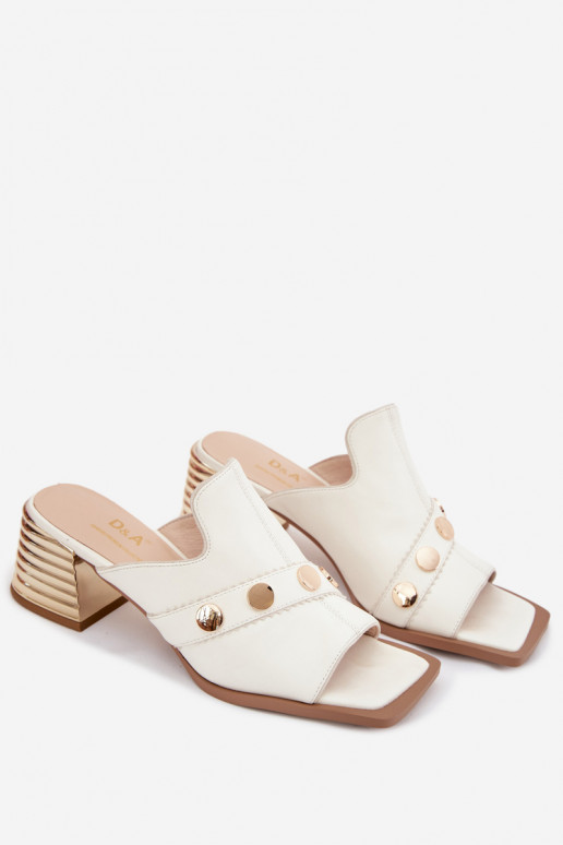 Čibas no dabīgas ādas ar papēdi ar dekorētiem papēžiem D&A CR61-3063 baltas krāsas