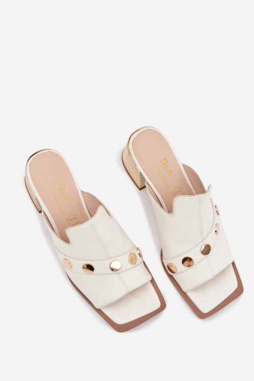 Čibas no dabīgas ādas ar papēdi ar dekorētiem papēžiem D&A CR61-3063 baltas krāsas