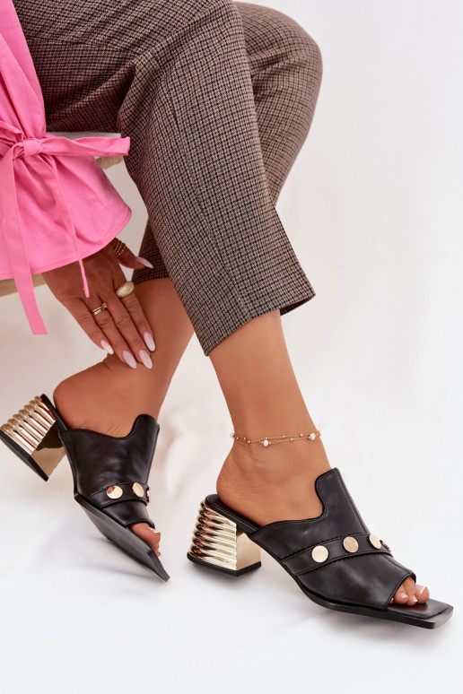 Čibas no dabīgas ādas ar papēdi ar dekorētiem papēžiem D&A CR61-3063 melnas krāsas