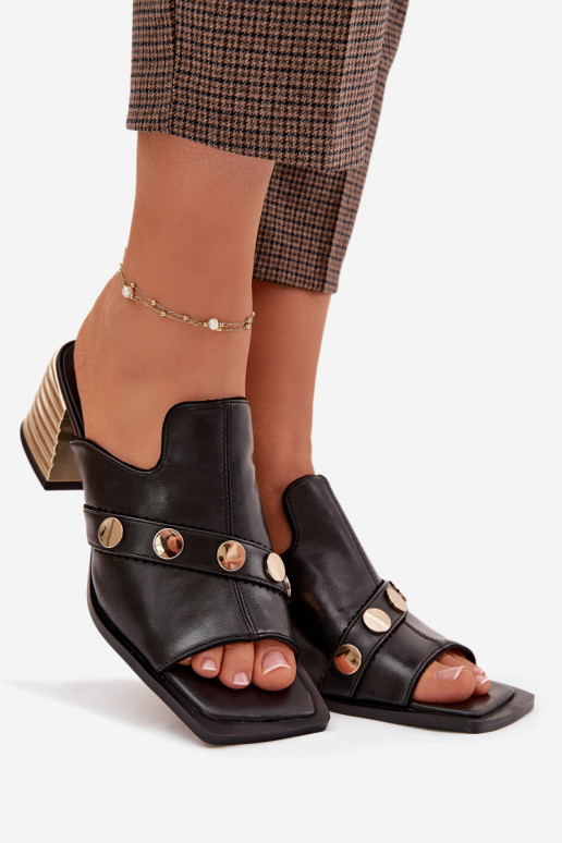 Čibas no dabīgas ādas ar papēdi ar dekorētiem papēžiem D&A CR61-3063 melnas krāsas