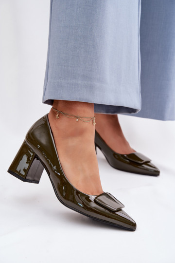 Laque Kurpes ar papēdi ar ornamentiem haki krāsas Isoline