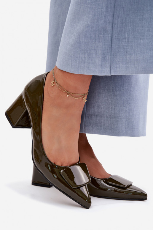 Laque Kurpes ar papēdi ar ornamentiem haki krāsas Isoline