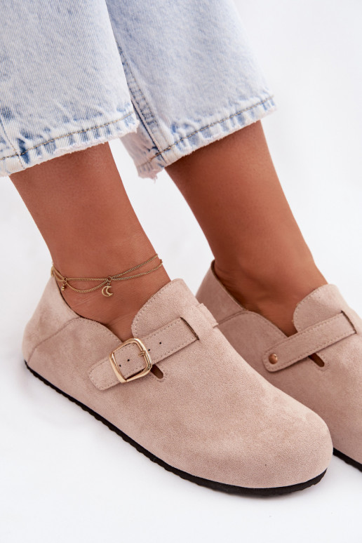 Sieviešu apavi no mākslīgās ādas ar zelta sprādzēm smilšu krāsā Ismora