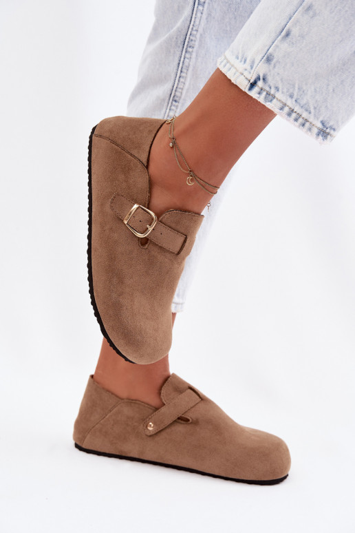 Sieviešu apavi no mākslīgās ādas ar zelta sprādzēm smilšu krāsā Ismora