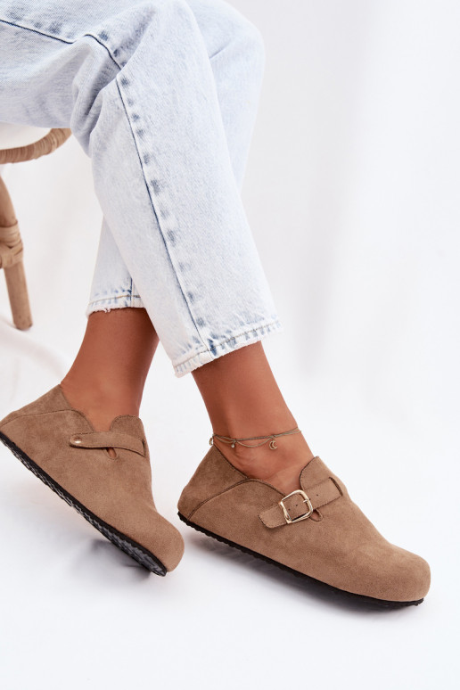 Sieviešu apavi no mākslīgās ādas ar zelta sprādzēm smilšu krāsā Ismora