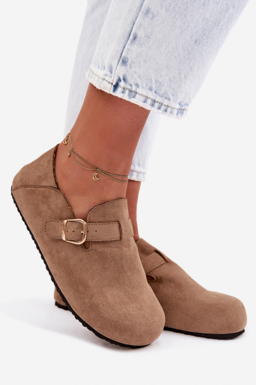 Sieviešu apavi no mākslīgās ādas ar zelta sprādzēm smilšu krāsā Ismora