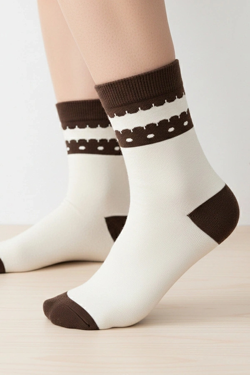 Smilšu silti zeķes ar brūnu akcentu...