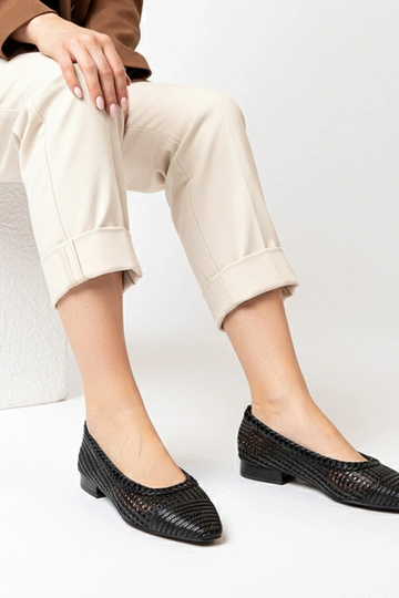 Melni caurumiņveida...