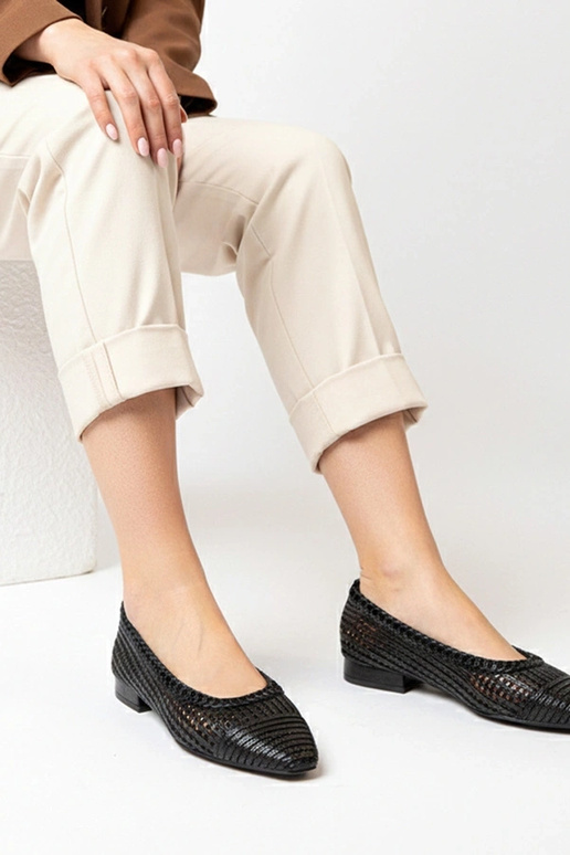 Melni caurumiņveida balerīnas ar mazu...