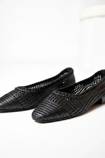 Melni caurumiņveida... 2