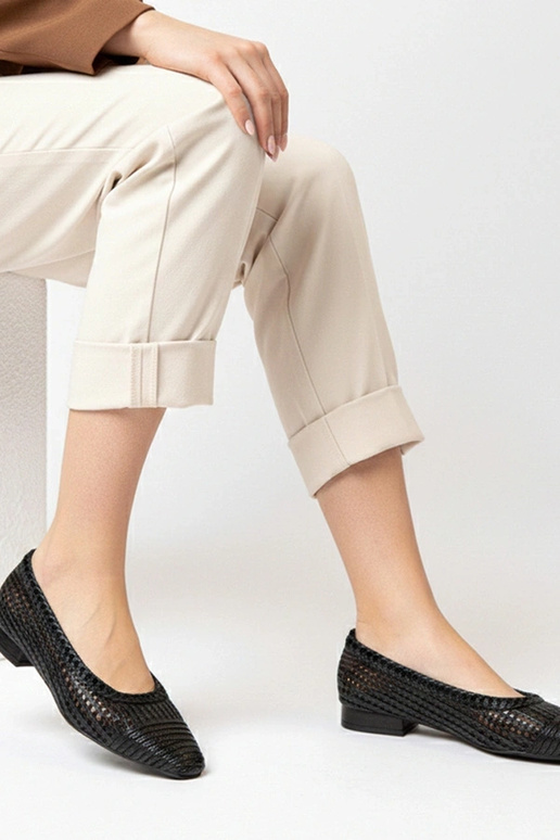 Melni caurumiņveida balerīnas ar mazu...