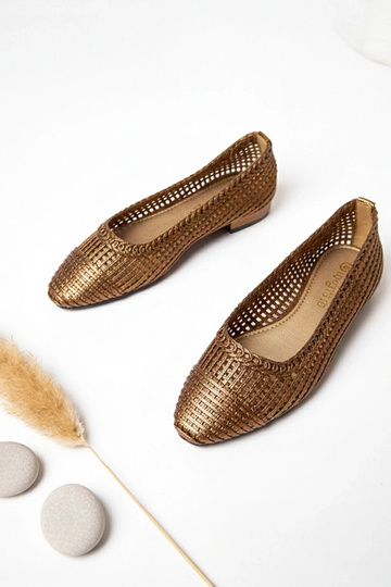 Brūni caurumiņveida...