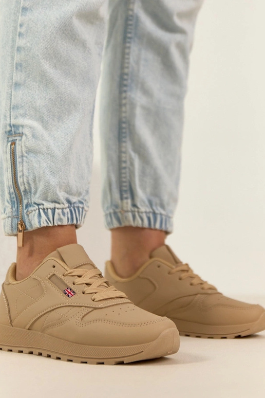 Smilšu krāsas ikdienas sporta apavi...