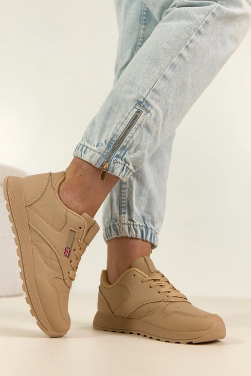 Smilšu krāsas ikdienas sporta apavi...