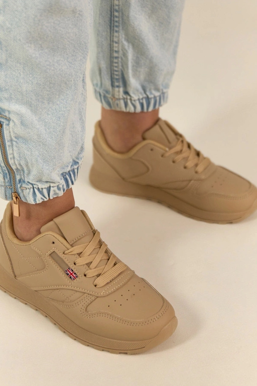 Smilšu krāsas ikdienas sporta apavi...