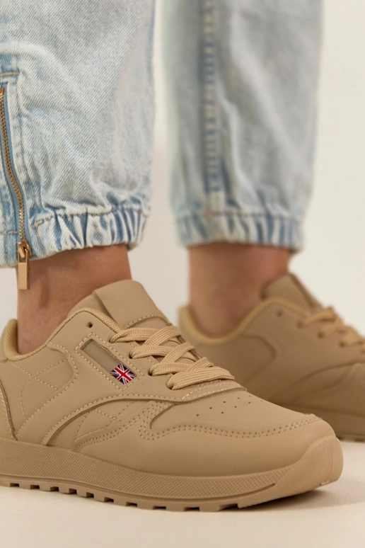 Smilšu krāsas ikdienas sporta apavi...