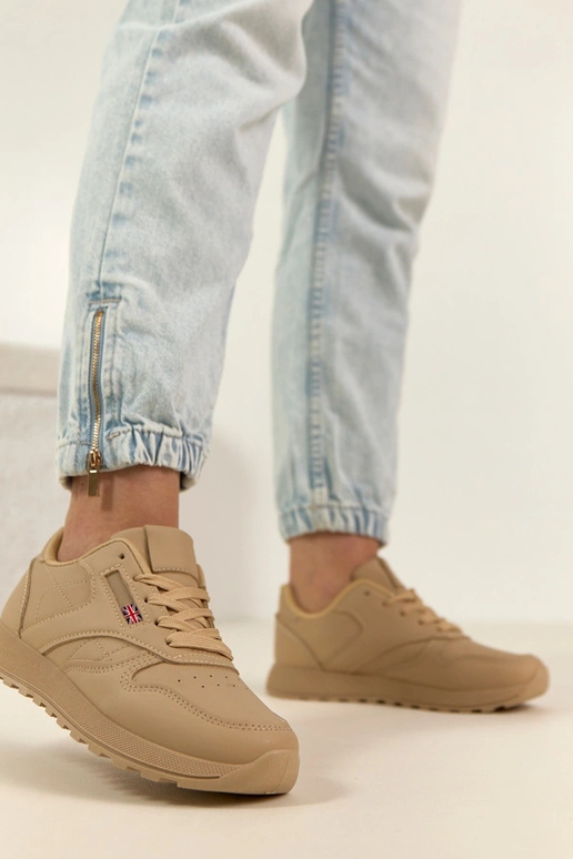 Smilšu krāsas ikdienas sporta apavi...