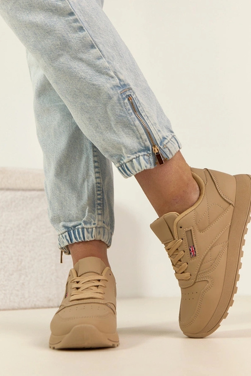 Smilšu krāsas ikdienas sporta apavi...