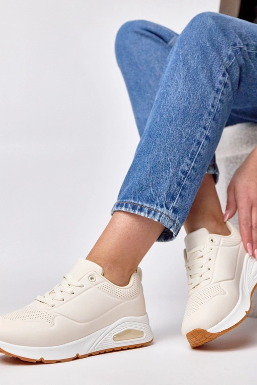 Smilšu krāsas sporta apavi ar biezu...