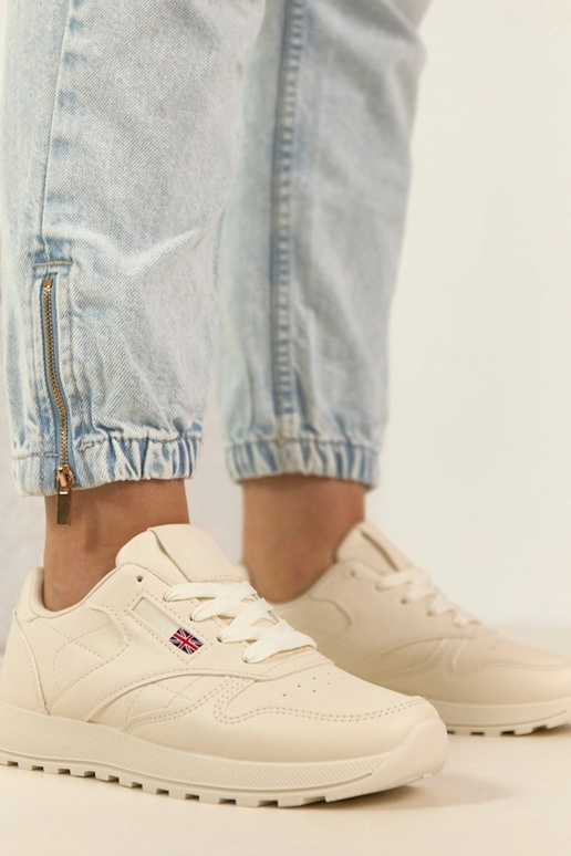 Gaiši smilšu krāsas ikdienas sporta...