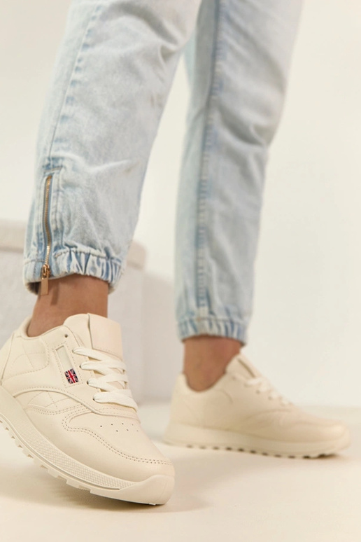 Gaiši smilšu krāsas ikdienas sporta...