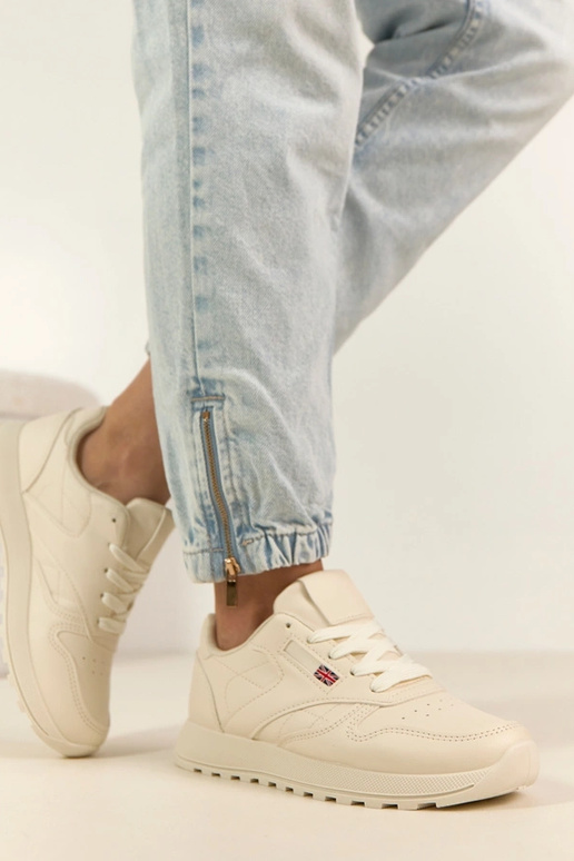 Gaiši smilšu krāsas ikdienas sporta...