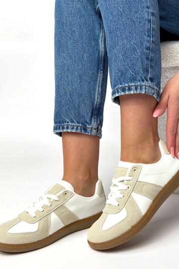 Balti-smilšu krāsas sporta...