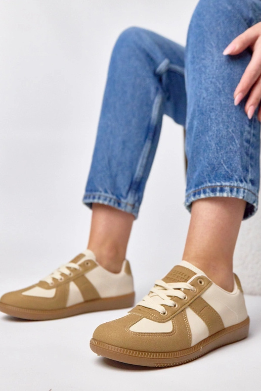 Rudā smilšu krāsas sporta apavi...