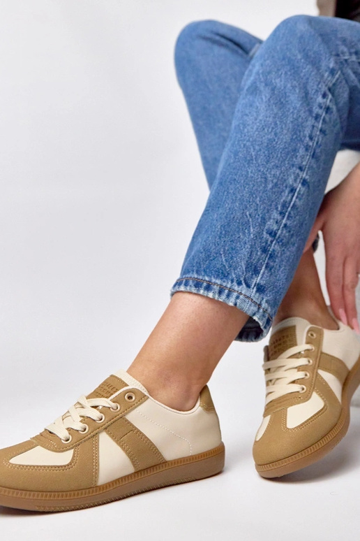 Rudā smilšu krāsas sporta apavi...