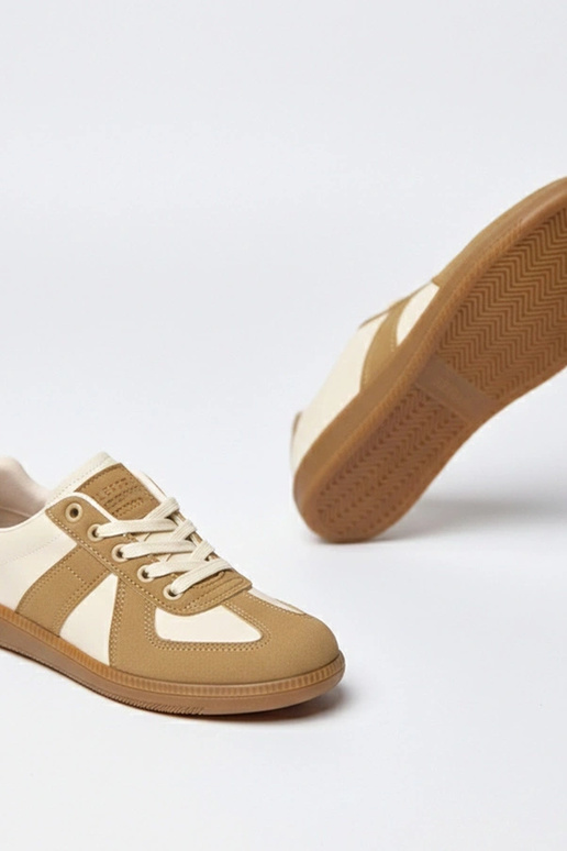 Rudā smilšu krāsas sporta apavi...