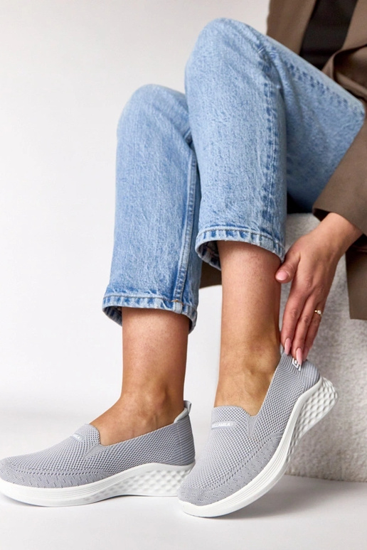 Pelēki iešļūcenes auduma sporta apavi...