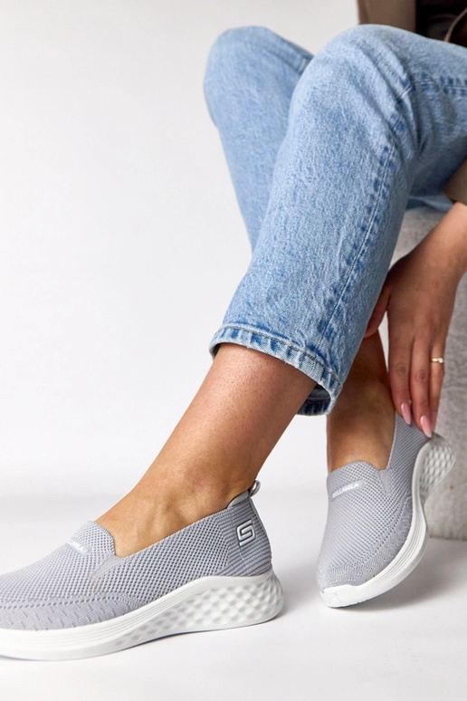 Pelēki iešļūcenes auduma sporta apavi...