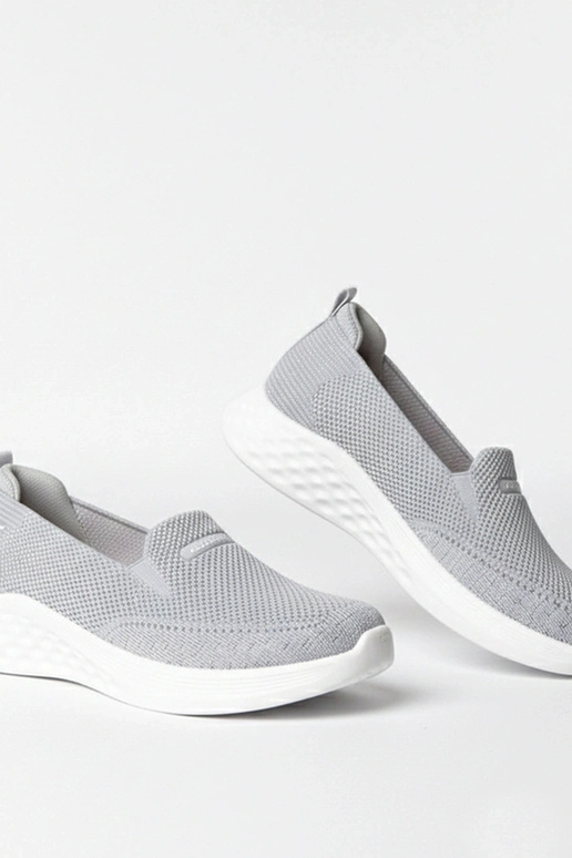 Pelēki iešļūcenes auduma sporta apavi...