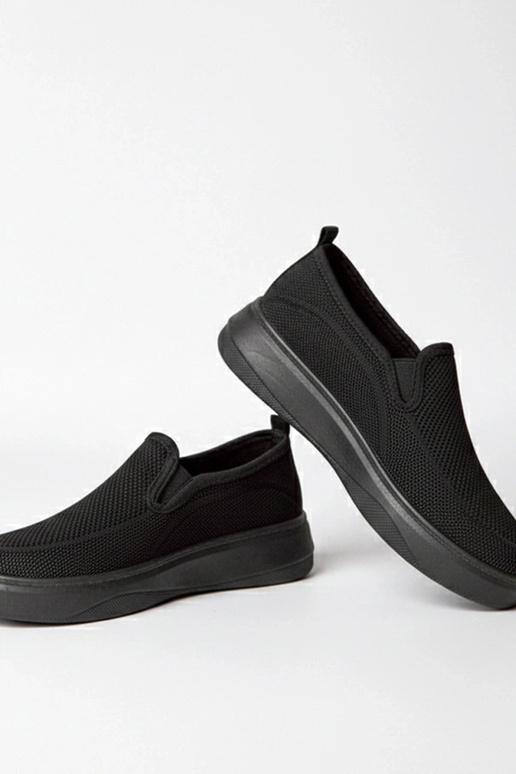 Melni auduma sporta apavi platformā...