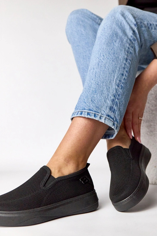 Melni auduma sporta apavi platformā...