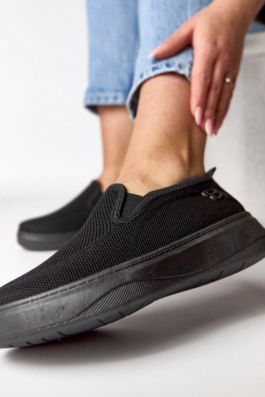 Melni auduma sporta apavi platformā...