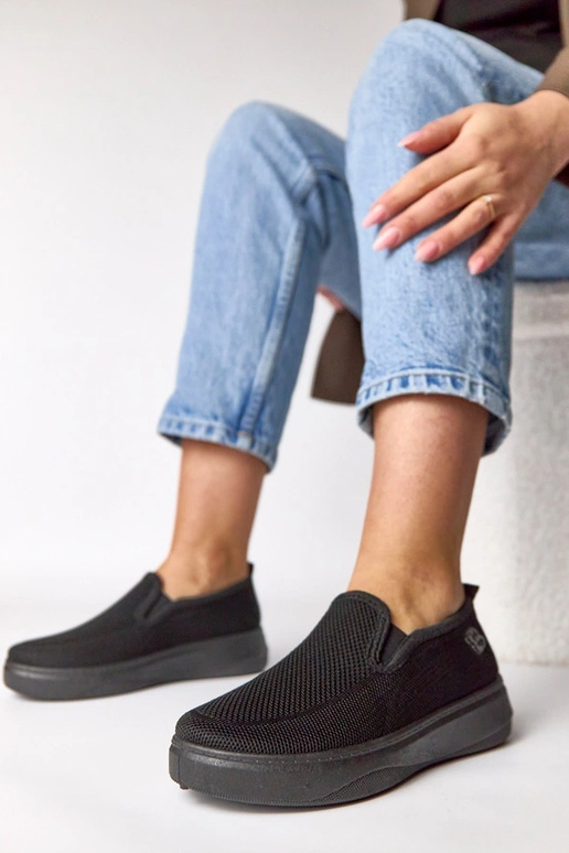 Melni auduma sporta apavi platformā...