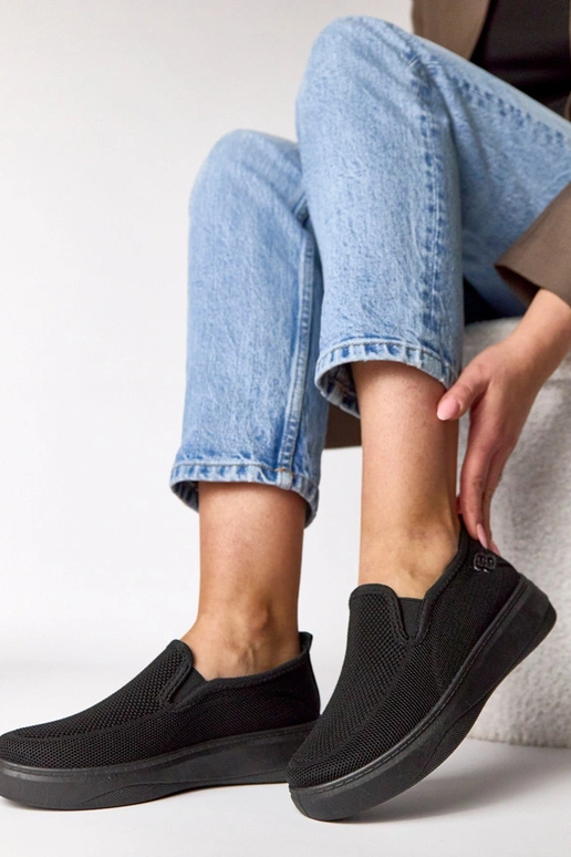 Melni auduma sporta apavi platformā...