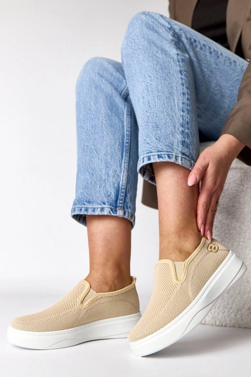 Smilšu krāsas auduma sporta apavi...