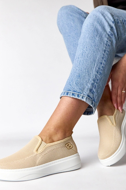 Smilšu krāsas auduma sporta apavi...