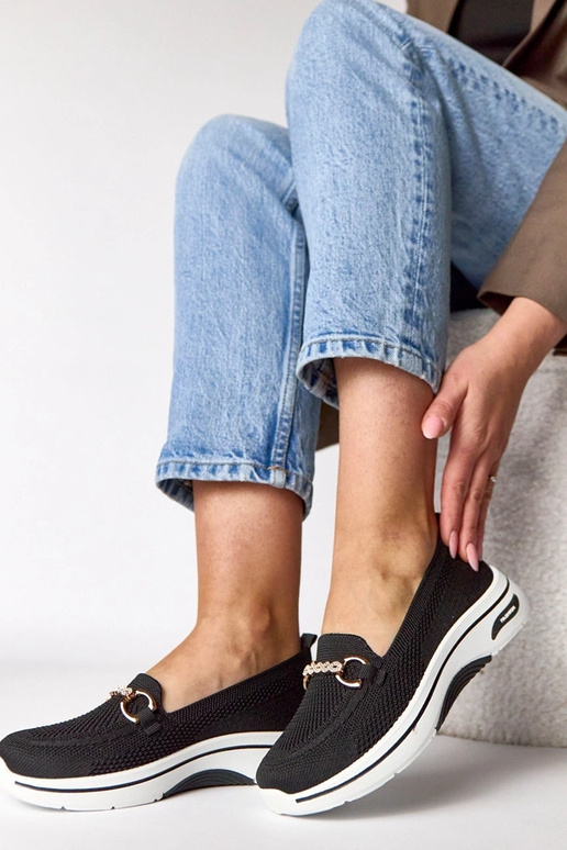 Melni iešļūcenes auduma sporta apavi...