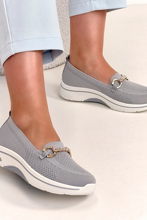 Pelēki iešļūcenes auduma sporta apavi...