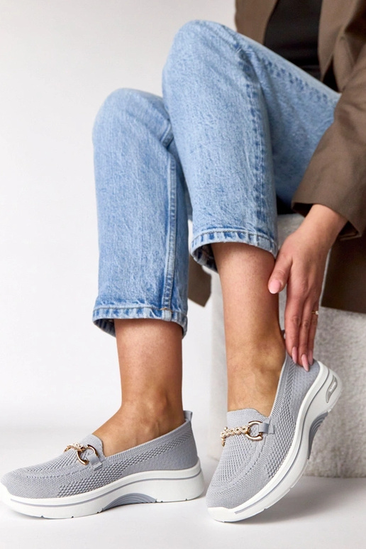 Pelēki iešļūcenes auduma sporta apavi...