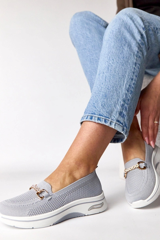 Pelēki iešļūcenes auduma sporta apavi...