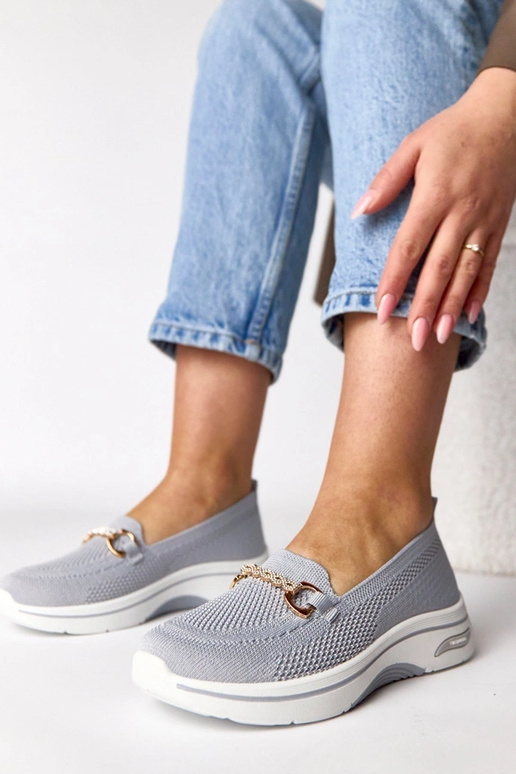 Pelēki iešļūcenes auduma sporta apavi...