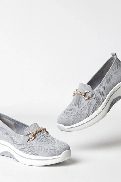 Pelēki iešļūcenes auduma sporta apavi...