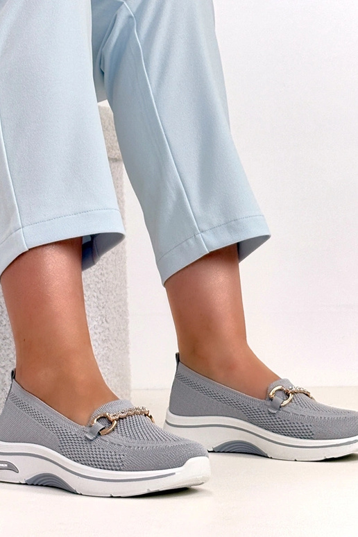 Pelēki iešļūcenes auduma sporta apavi...