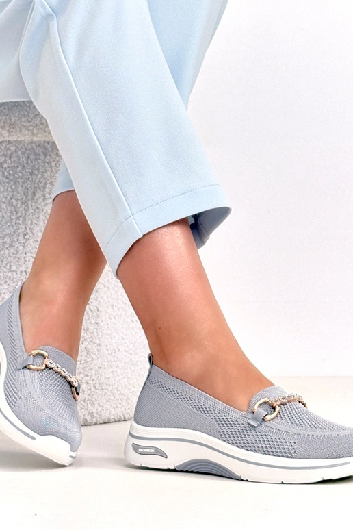 Pelēki iešļūcenes auduma sporta apavi...