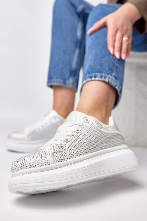 Baltie sporta apavi platformā ar...